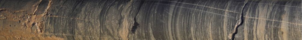 Mit einer Temperatur von 7.000 Grad Celsius speichert der flüssige Kern unserer Erde riesige Mengen thermischer Energie, die auch unsere Erdkruste durchdringt. Diese klimaneutrale Wärmequelle unter Hamburg erschließen wir mit einem Geothermie-Kraftwerk. Gleichzeitig erforschen wir die Nutzung von Aquiferspeichern. Unser Ziel ist es, im Sommer produzierte und nicht benötigte Energie für die kalten Monate zu speichern.