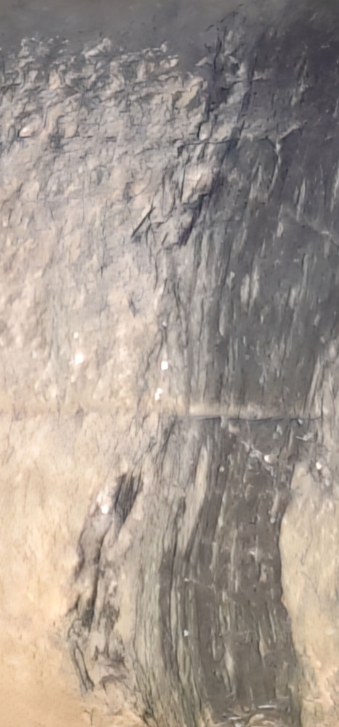 Mit einer Temperatur von 7.000 Grad Celsius speichert der flüssige Kern unserer Erde riesige Mengen thermischer Energie, die auch unsere Erdkruste durchdringt. Diese klimaneutrale Wärmequelle unter Hamburg erschließen wir mit einem Geothermie-Kraftwerk. Gleichzeitig erforschen wir die Nutzung von Aquiferspeichern. Unser Ziel ist es, im Sommer produzierte und nicht benötigte Energie für die kalten Monate zu speichern.