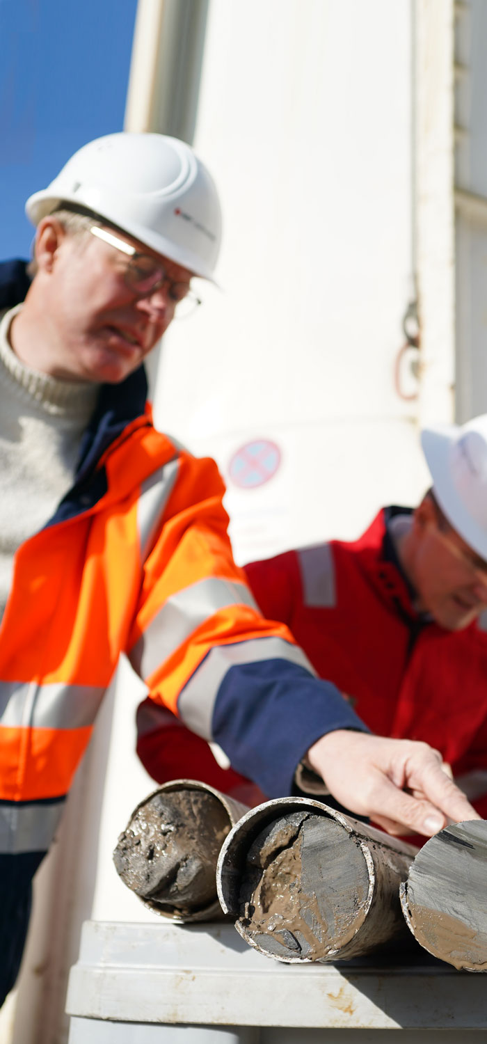 Mit einer Temperatur von 7.000 Grad Celsius speichert der flüssige Kern unserer Erde riesige Mengen thermischer Energie, die auch unsere Erdkruste durchdringt. Diese klimaneutrale Wärmequelle unter Hamburg erschließen wir mit einem Geothermie-Kraftwerk. Gleichzeitig erforschen wir die Nutzung von Aquiferspeichern. Unser Ziel ist es, im Sommer produzierte und nicht benötigte Energie für die kalten Monate zu speichern.