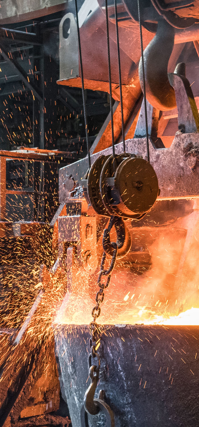 Mit einer Temperatur von 7.000 Grad Celsius speichert der flüssige Kern unserer Erde riesige Mengen thermischer Energie, die auch unsere Erdkruste durchdringt. Diese klimaneutrale Wärmequelle unter Hamburg erschließen wir mit einem Geothermie-Kraftwerk. Gleichzeitig erforschen wir die Nutzung von Aquiferspeichern. Unser Ziel ist es, im Sommer produzierte und nicht benötigte Energie für die kalten Monate zu speichern.