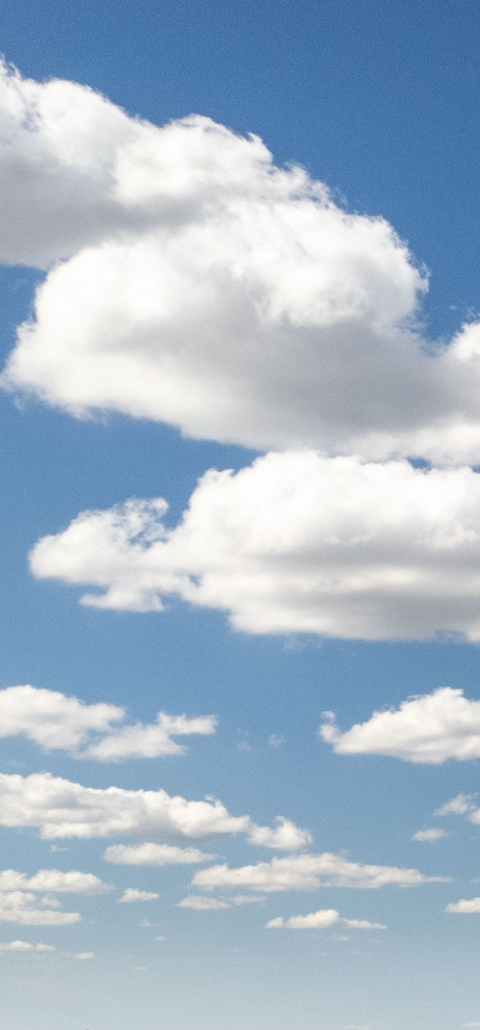 Hamburgs frische Brise ist nicht nur weit über die Region hinaus bekannt, sie sichert auch die Stromversorgung von mehr als 5.000 Haushalten. Halten Sie in Hamburg die Augen offen, denn auch mitten in der Stadt und auf engem Raum finden wir Platz für die Energieerzeugung aus Wind – sei es am Hamburger Hafen oder auf dem ehemaligen Deponiehügel Georgswerder. Dieser ist nun Hamburgs Energieberg und nicht nur Standort für Windräder, sondern auch für Photovoltaikanlagen.