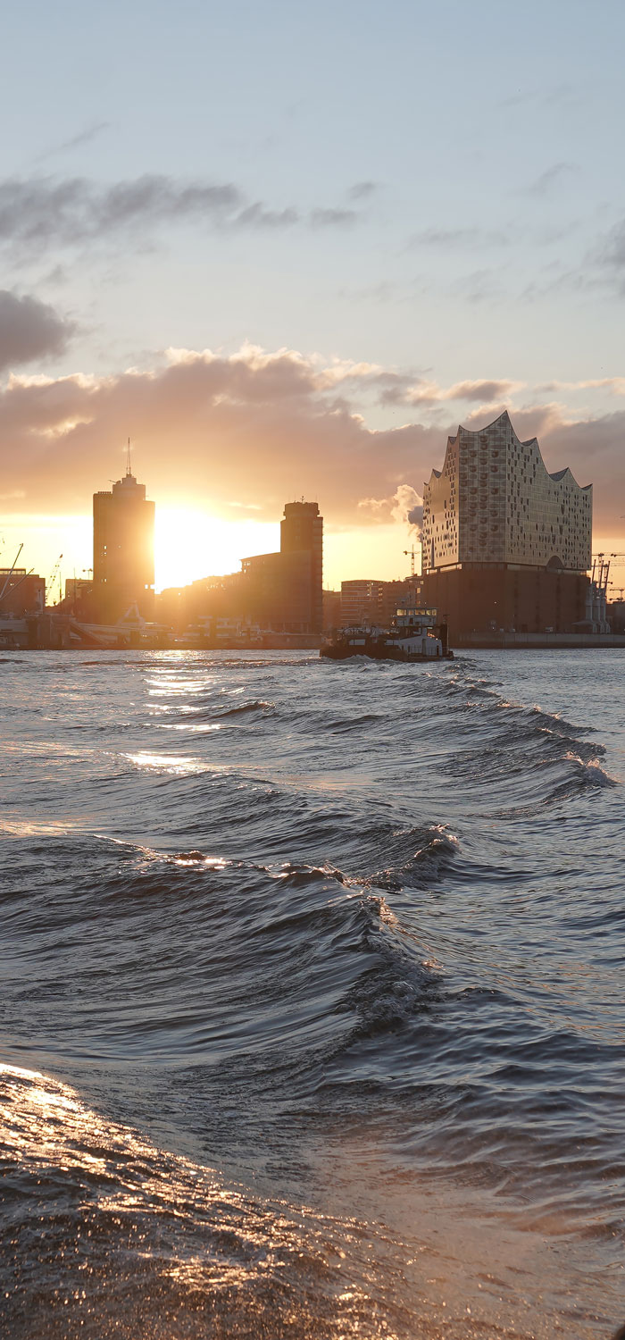 Wasser ist nicht nur die Grundlage unseres täglichen Lebens, hier in Hamburg ist sie auch innovative Quelle für die klimaneutrale Wärmeerzeugung. Zusammen mit Hamburg Wasser bauen wir die erste Abwasser-Großwärmepumpe Deutschlands. In Zukunft wird sie dem Abwasser der Stadt die Wärme entziehen und für die Hamburgerinnen und Hamburger nutzbar machen. Wärmepumpen sind auch das Herzstück unseres innovativen Energieparks Tiefstack. Hier wollen wir mit zwei Flusswasser-Wärmepumpen klimaneutrale Energie aus Elbe und Bille gewinnen.