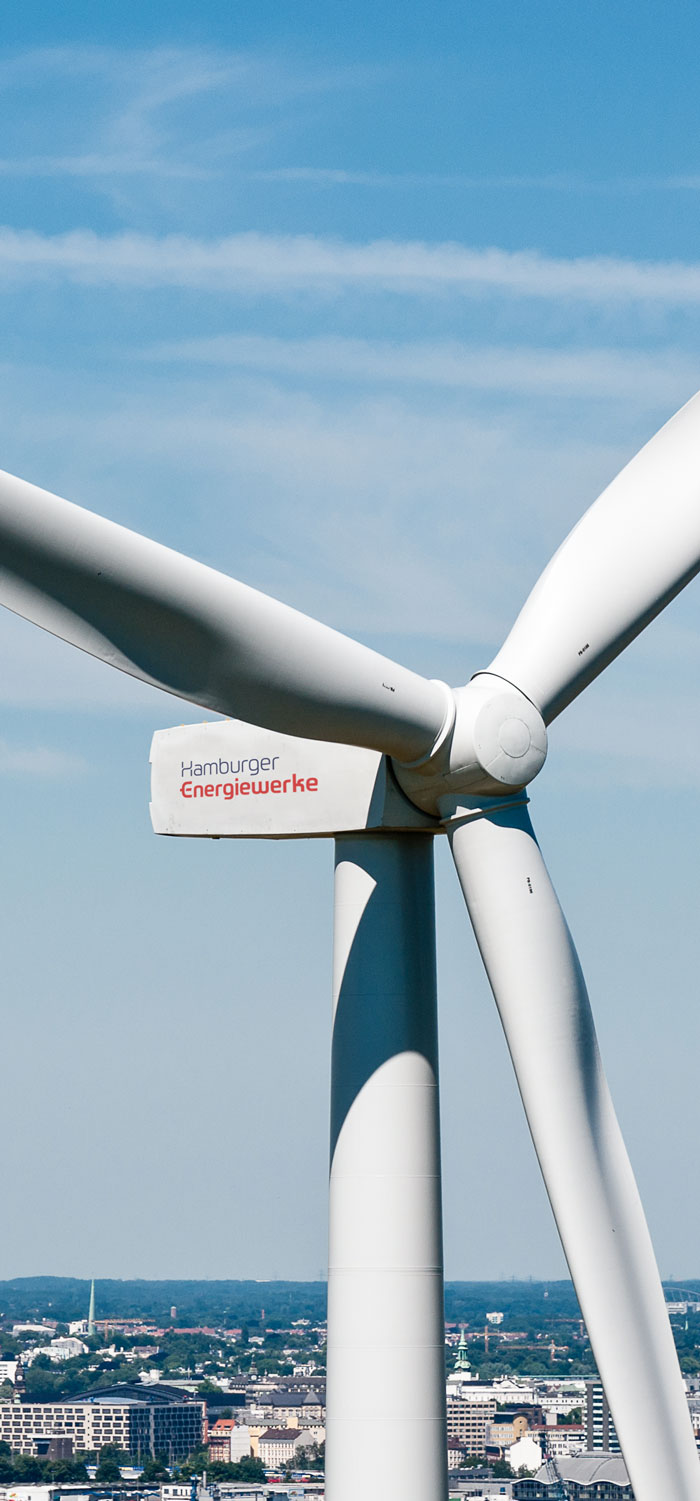 Hamburgs frische Brise ist nicht nur weit über die Region hinaus bekannt, sie sichert auch die Stromversorgung von mehr als 5.000 Haushalten. Halten Sie in Hamburg die Augen offen, denn auch mitten in der Stadt und auf engem Raum finden wir Platz für die Energieerzeugung aus Wind – sei es am Hamburger Hafen oder auf dem ehemaligen Deponiehügel Georgswerder. Dieser ist nun Hamburgs Energieberg und nicht nur Standort für Windräder, sondern auch für Photovoltaikanlagen.